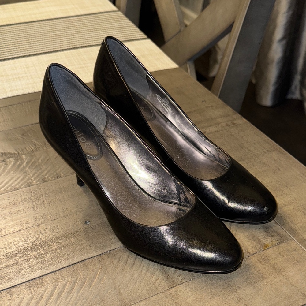 Elegant Black Women's Pumps